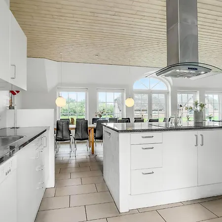 Cozy Home In Ulfborg With Sauna בית נופש