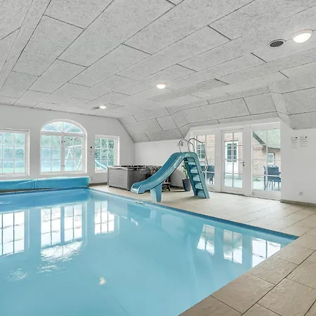 בית נופש Gorgeous In With Sauna *